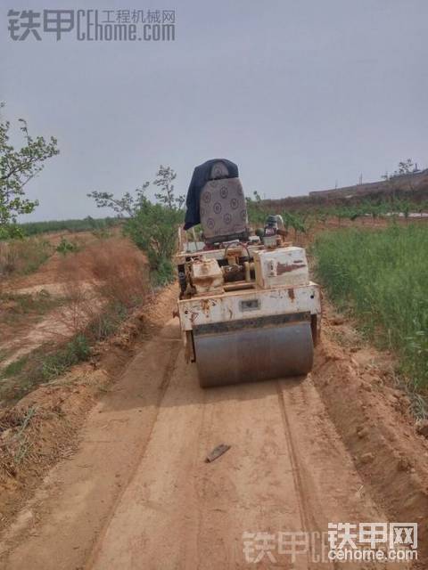 壓路機(jī)震動輪里加什么油