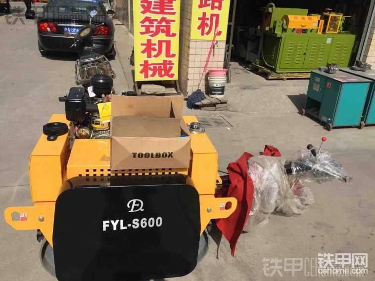 地下車庫回填，買的小壓路機