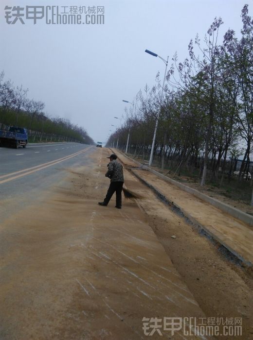 小壓路機壓道邊管溝心痛