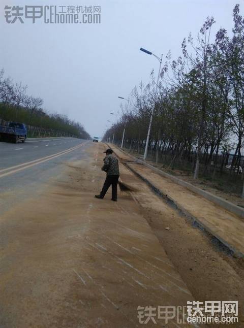 小压路机压道边管沟心痛