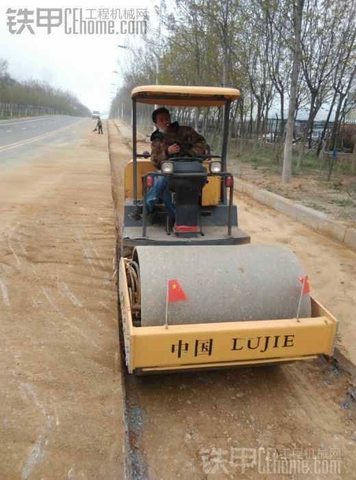 小壓路機(jī)壓道邊管溝心痛