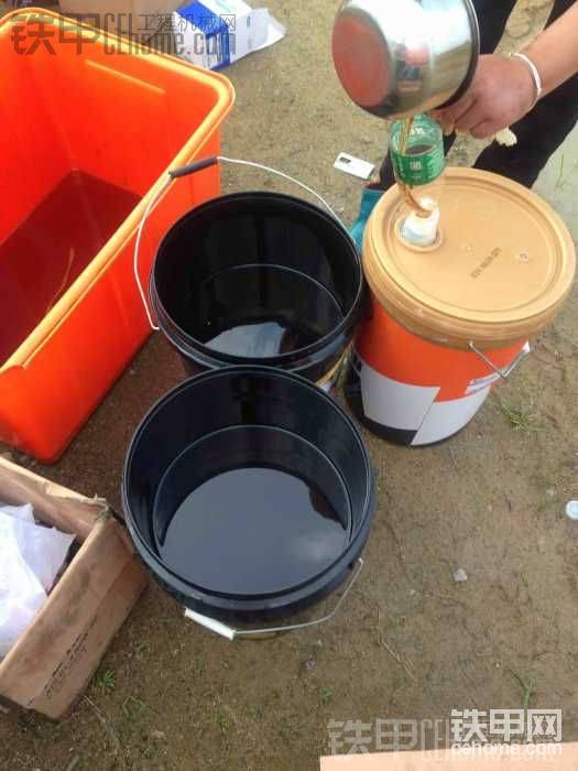 把換下來的油，用漏斗倒到新油桶里