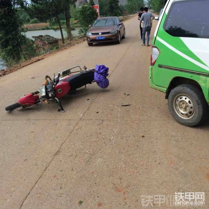 車是我開的，也是自己，我從門口倒車上縣道，那兩夫妻騎個(gè)摩托車飛馳而來，起碼80碼，剎車13.5米，后胎剎死，導(dǎo)致翻車，還好沒有碰我我車一根毛，那么問題來了，交警來處理的時(shí)候，騎摩托車的兩夫妻躲了，可能男的喝酒了，怕付全責(zé)，估計(jì)明天就會(huì)過來鬧事，