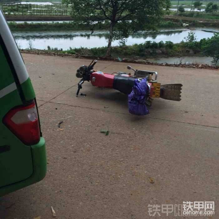 倒地摩托車