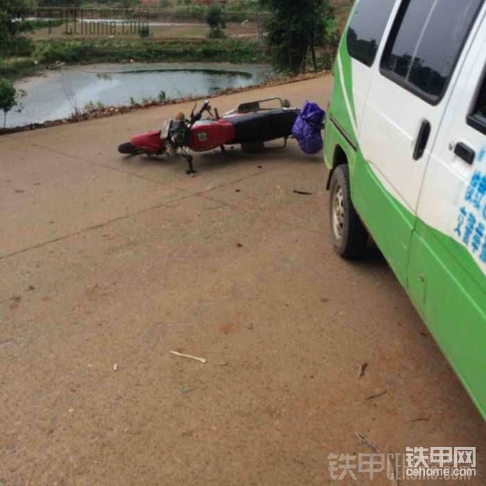 摩托車被拉交警大隊(duì)了，交警說我倒車沒讓直行摩托車，說我責(zé)任大，我估計(jì)他，喝酒，摩托車無牌無證，超速，不知道會(huì)不會(huì)算上我頭上來，真是見鬼了