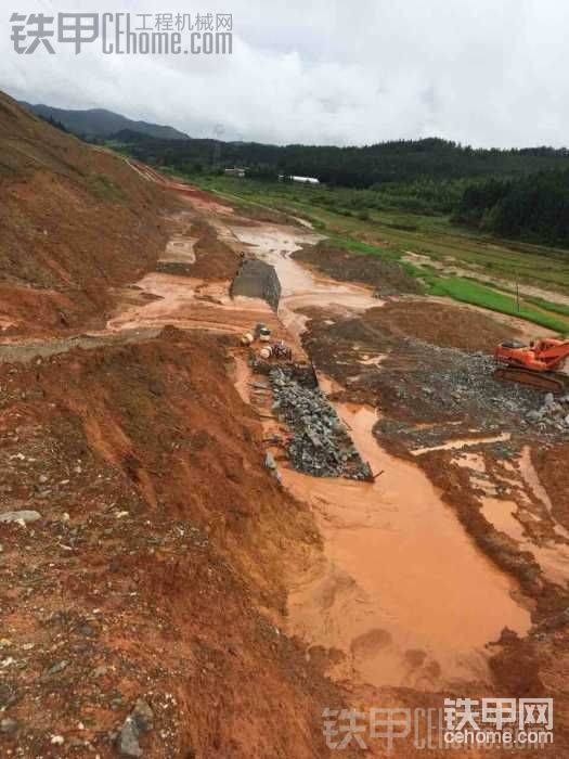 電工一走來這工地開斗山準(zhǔn)備清理，幾天暴雨流成這樣了。