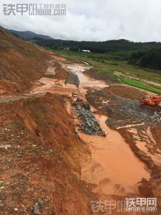 電工一走來這工地開斗山準(zhǔn)備清理，幾天暴雨流成這樣了。