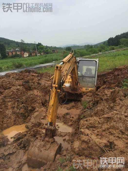 前幾天挖機(jī)陷下去了，買了40塊錢柴墊下去才爬出來的