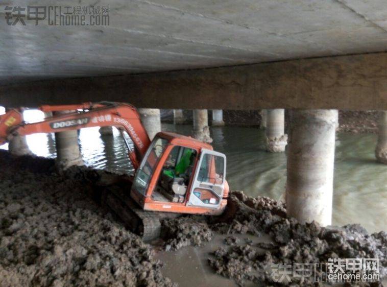 河道治理橋兩側(cè)做護(hù)坡，前邊都做好了，這一塊有個下水道，堵著沖開了，結(jié)果悲劇了
