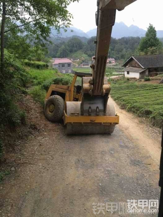 壓路機爬坡動力不足溜車了，大家以后別學我這樣拉車，很危險的等我剛剛把車拉直，挖斗脫落壓路機又往下溜走了，嚇死寶寶了幸虧壓路機師傅反應快跳出來了。