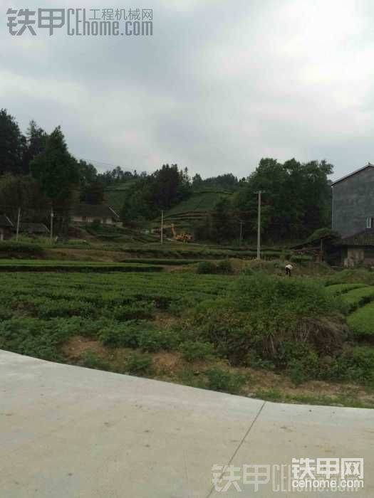 壓路機(jī)沒(méi)油了吃完晚飯回家