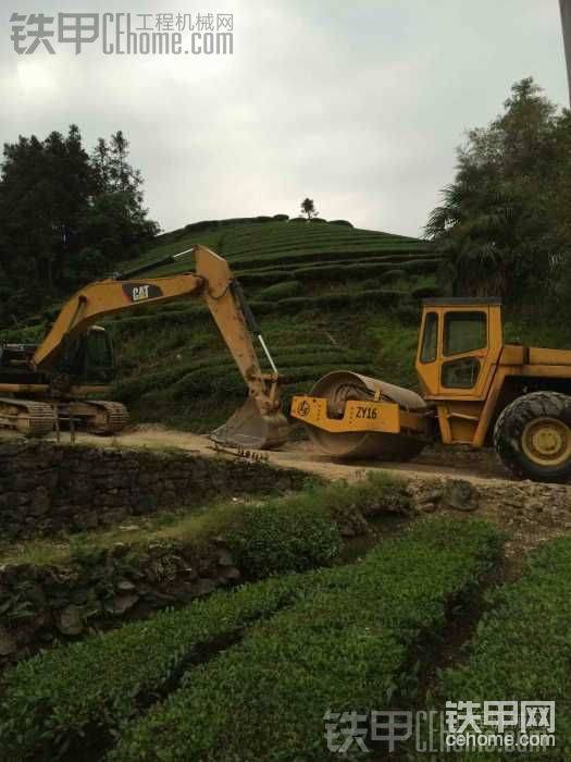 后面用鋼絲繩把壓路機(jī)慢慢往下放