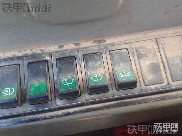最右邊，問幾個人都不知道，按下去喇叭沒聲音！