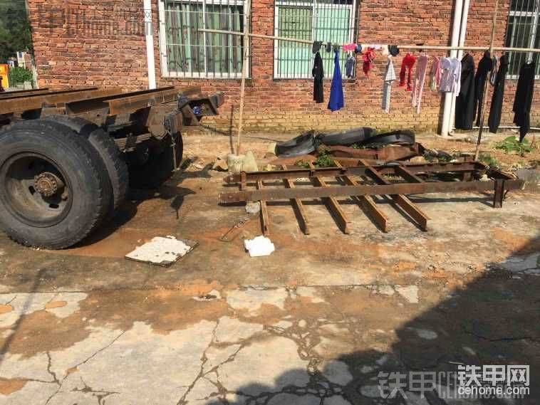 開始工作，原來準備直接把槽鋼焊副梁上的，后來覺得太高又用挖機扯下來了