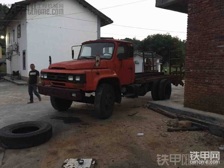 輪胎破了一個，拖車現(xiàn)在基本完成了，十號槽鋼用了十根，16號槽鋼用了三根，電焊條兩包，時間花了四天，原來準(zhǔn)備2天做好的，槽鋼買的不齊費了些時間