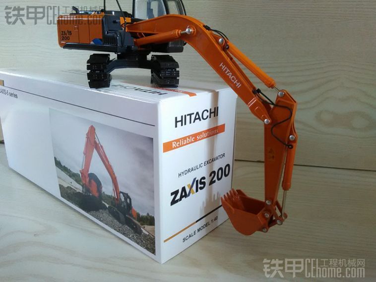 提了几台新款日本原装版zx200-5A和斗山DX140W轮挖模型