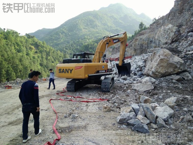 拆遷小伙提三一245礦山版挖掘機