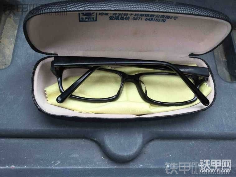 眼鏡

估計(jì)很多甲友像我都是手機(jī)控，下班除了玩手機(jī)還是玩手機(jī)，久而久之近視就出來了，干要求高的活兒時(shí)就必須派它上場(chǎng)不然被施工員罵死。