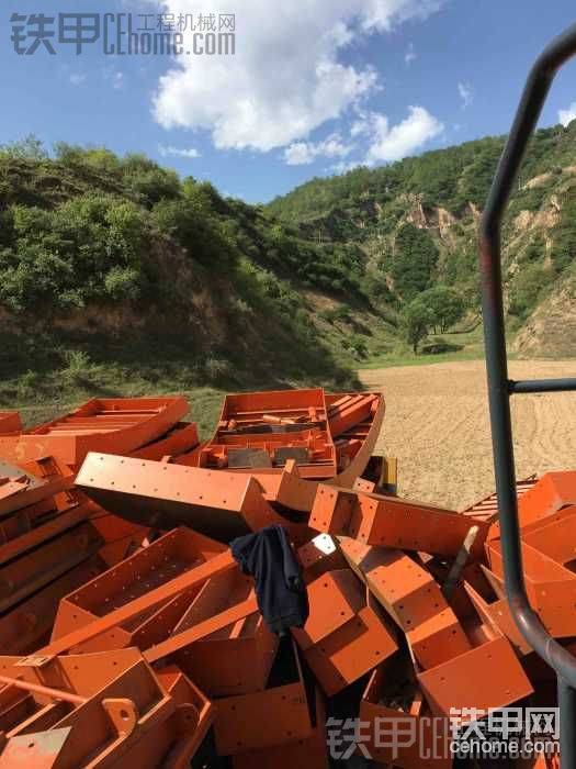 更有无尽的台车模版要移地方，经常坡地行走容我检查下刹车油先。