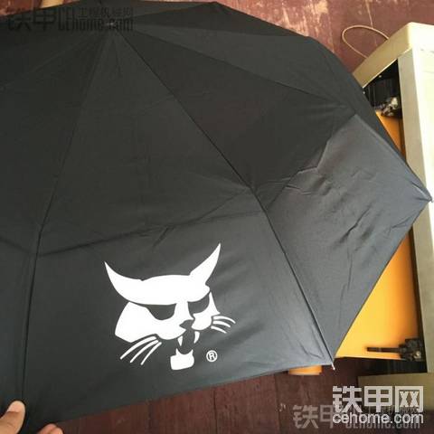 山貓雨傘——做二手山貓滑移機這么多年，第一次拿紀念品，曬一下。