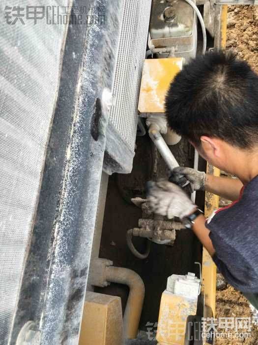 通過給手油泵加壓給燃油管路建立壓力查找泄漏點