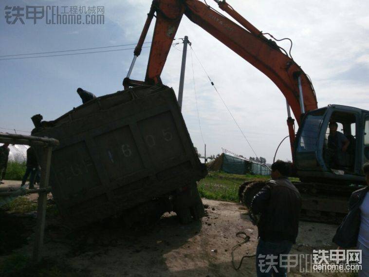 又找條鋼絲繩&nbsp; 拴車大梁上&nbsp;&nbsp;&nbsp; 把車滴拉出來
