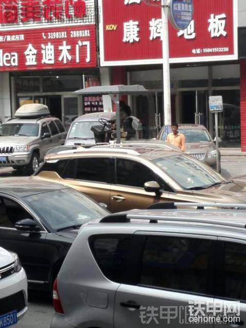女壓道機司機