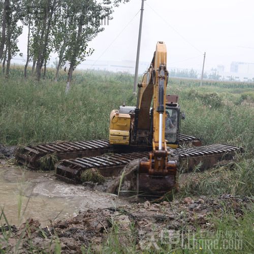 上圖：水陸兩用挖掘機(jī)改裝完成 施工啦！??！