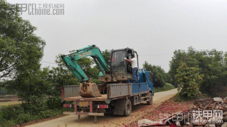 六年一萬四千小時的小鋼嫁人了，上車時有點心酸，一直自己一人開的，地方都換七噸機，沒辦法，不換活會越來越少
