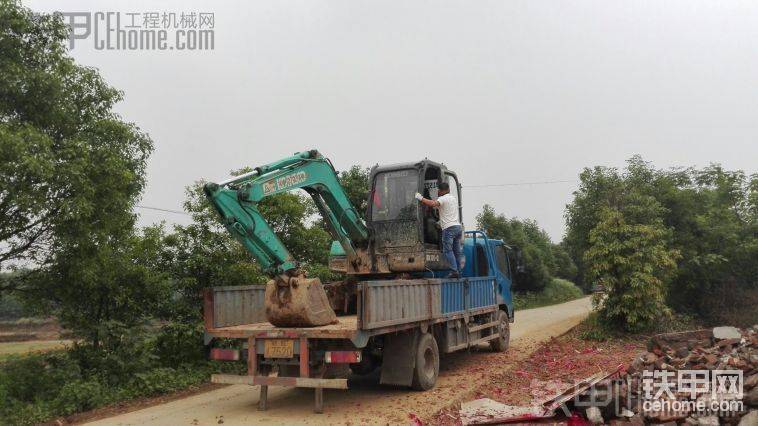 六年一万四千小时的小钢嫁人了，上车时有点心酸，一直自己一人开的，地方都换七吨机，没办法，不换活会越来越少
