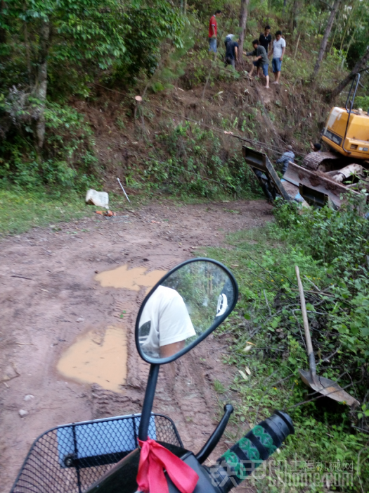 我爸開拖車下雨土刨然后差點掉下去了