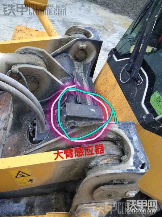 大臂感應(yīng)器，大臂升到差不多盡操縱桿就會(huì)自動(dòng)會(huì)中位，好處就是可以保護(hù)油缸不被頂壞