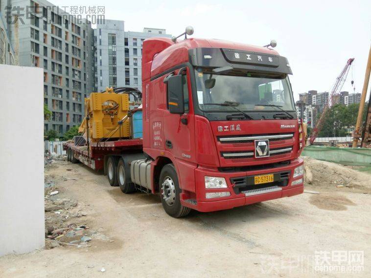 徐工旋挖鉆陪徐工吊車再配徐工汽車，這才叫做土豪標(biāo)配！

