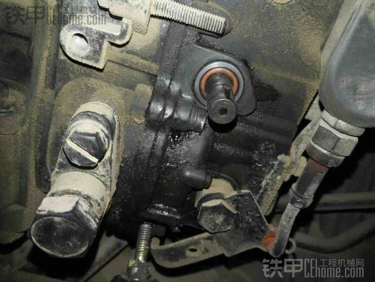 各位大神帮我看看这是什么，在漏油