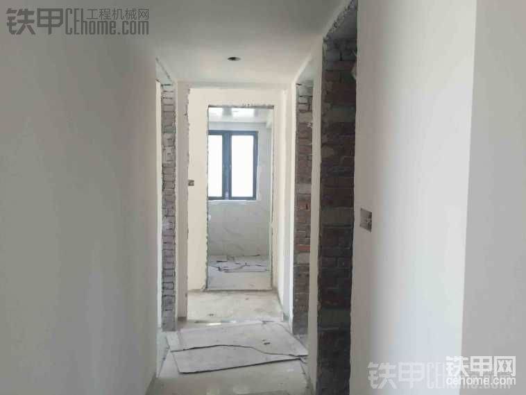 過道，一個主臥，一個次臥和一個書房
