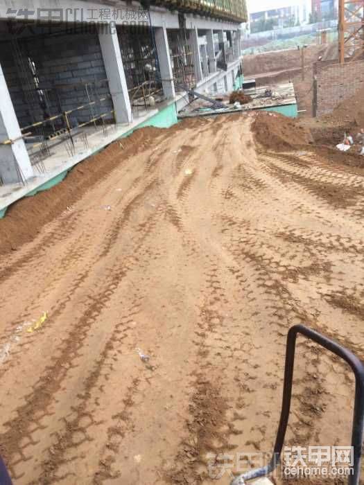 聽說有雨把鏟車當(dāng)圧路機把土壓實