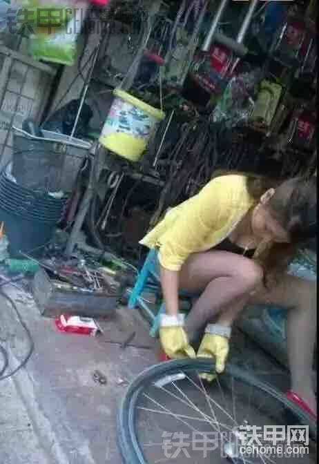 端午節(jié)騎自行車(chē)出去游玩，到半路輪胎破了，推著車(chē)到店里補(bǔ)胎，現(xiàn)在補(bǔ)個(gè)胎兩塊錢(qián)真便宜??！