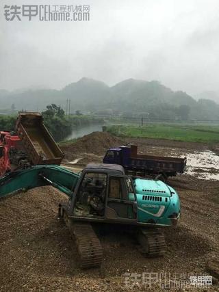 这点小雨是阻挡不了我们挖沙的