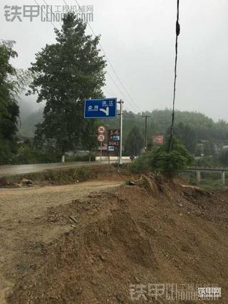 这点小雨是阻挡不了我们挖沙的