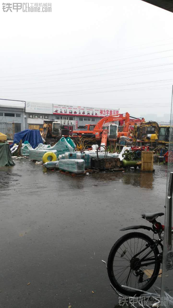 雨中的北京机械城显得有些