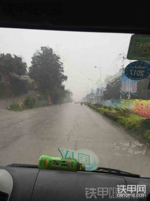 回家下起了倾盆大雨，