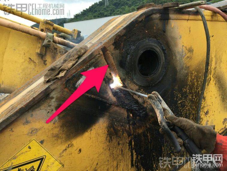 开槽、内部加45号钢板缝合中…
