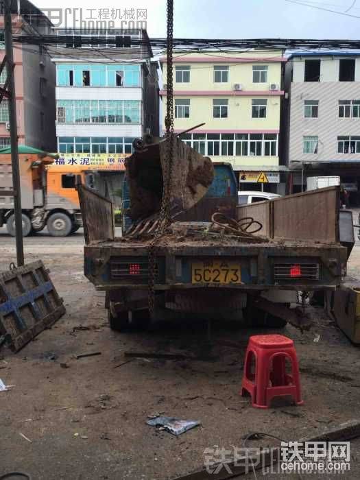 山路下雨大車開不上，