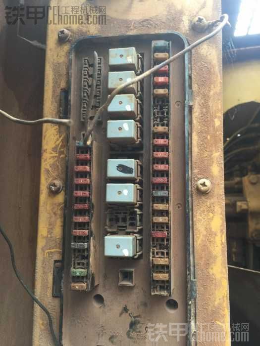 卡特320C显示屏出现电控器故障