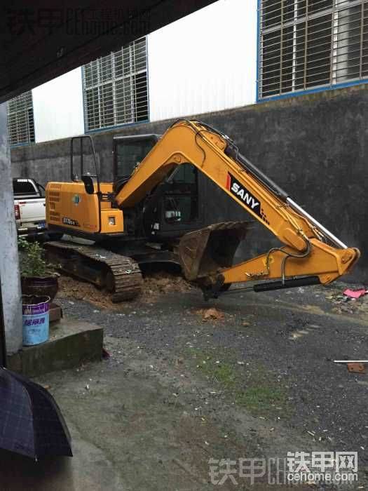 又要下好久雨了！下雨天開挖機(jī)下河撈魚<img class="smiley" src="/img/smiley/default/hug.gif">