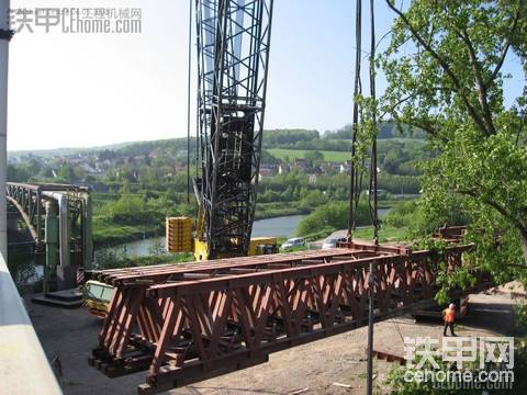 DEMAG&#160;TC2800吊装桥梁组件