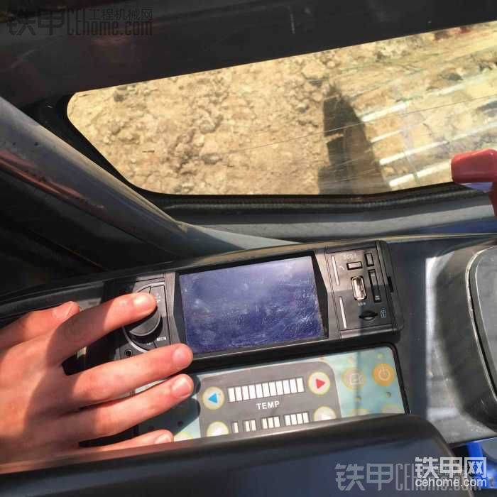 原裝收音機太lo，淘寶買的240帶電話接聽mp5，跟倒車影像！