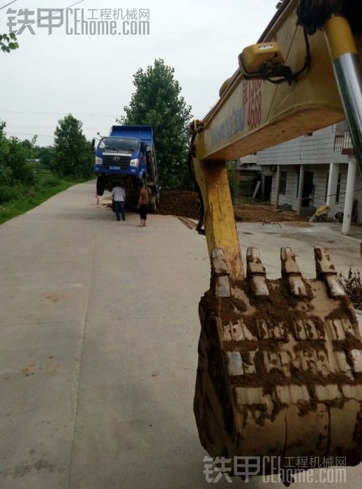 碰到淤泥路虎也陷車