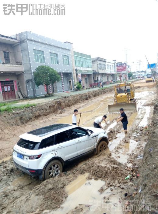 碰到淤泥路虎也陷車