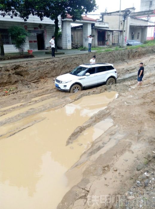 碰到淤泥路虎也陷車